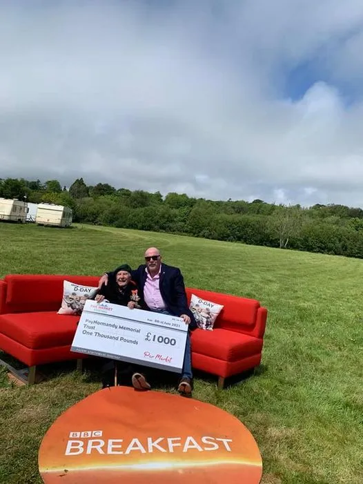 Giant cheque presentation at Par Market